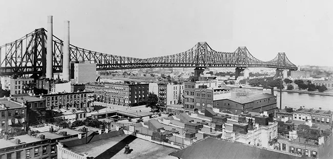 Foto histórica tomada en 1908 del Puente Queensboro Bridge de Nueva York