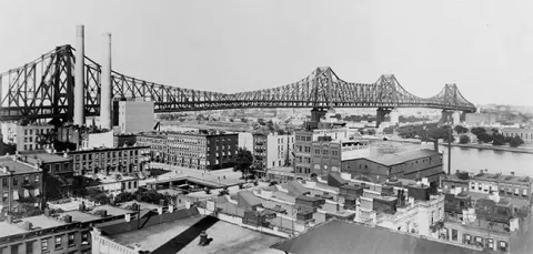 Foto histórica tomada en 1908 del Puente Queensboro Bridge de Nueva York