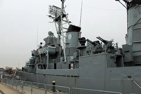 Acorazado en la Chalestown Navy Yard de Boston