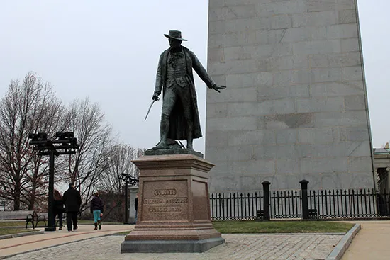 Estatua en el Monumento a la Batalla Bunker Hill en Boston