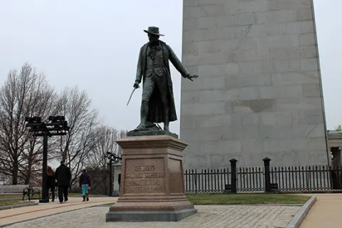 Estatua en el Monumento a la Batalla Bunker Hill en Boston