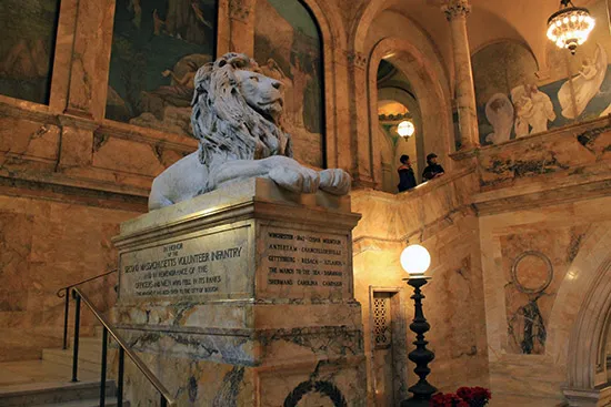 Leones de la entrada de la Biblioteca Pública de Boston (Boston Public Library) Leones de la entrada de la Biblioteca Pública de Boston (Boston Public Library)