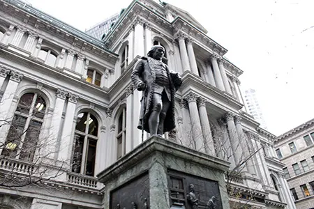 Monumento a Benjamin Franklin en la Boston Latin School