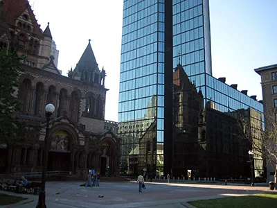 Reflejo Iglesia de la Santisima Trinidad de Boston (Trinity Church)en el rascacielos John Hancock Tower