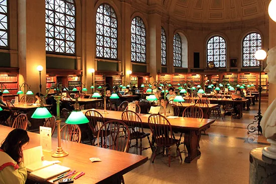 Sala de lectura Bates Hall de la biblioteca pública de Boston Sala de lectura Bates Hall de la biblioteca pública de Boston