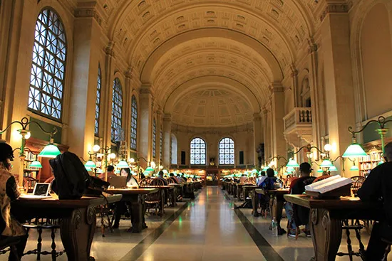 Sala de lectura Bates Hall de la biblioteca pública de Boston Sala de lectura Bates Hall de la biblioteca pública de Boston