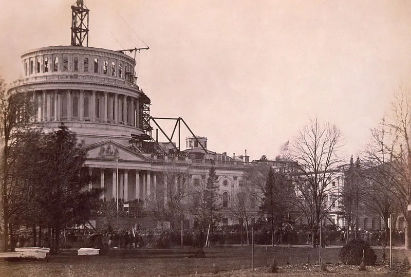 Foto de las obras de ampliación del capitolio en la inauguración del monumento a Lincoln en 1861