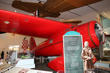 Foto del avión Lockheed Vega de Amelia Mary Earhart en el Museo Nacional del aire y del espacio de Washington DC