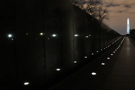 Foto nocturna del Monumento veteranos Guerra de Vietnan en Washington DC (Vietnam Veterans Memorial) Foto nocturna del Monumento veteranos Guerra de Vietnan en Washington DC (Vietnam Veterans Memorial)