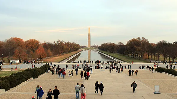 Parque National Mall con la piscina reflectante y el monumento a Washington al fondo Parque National Mall con la piscina reflectante y el monumento a Washington al fondo