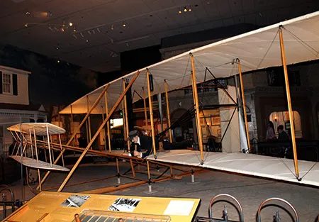 Foto del avión de los hermanos Wright en el Museo Nacional del aire y del espacio de Washington DC
