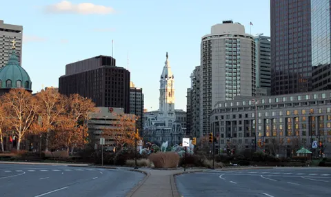 Skylie de Philadelphia y su Ayuntamiento (City Hall) en el centro