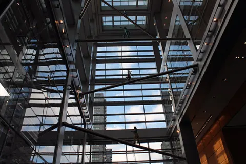 Humanidad en movimiento de Jonathan Borofsky en la entrada al Rascacielos Comcast Center de Philadelphia