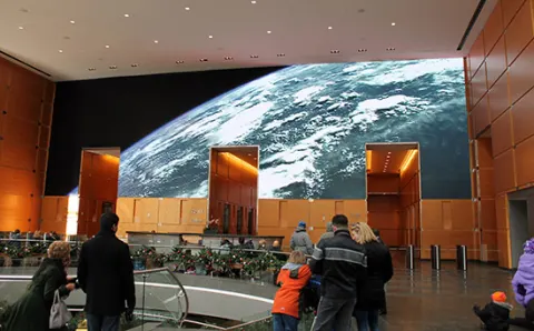 Pantalla led gigante de la entrada al Rascacielos Comcast Center de Philadelphia