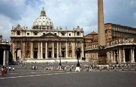 Plaza de San Pedro y Fachada de la basílica de San Pedro del Vaticano