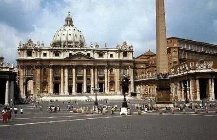 Plaza de San Pedro y Fachada de la basílica de San Pedro del Vaticano