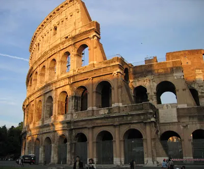 Vista exterior del Coliseo al atardecer