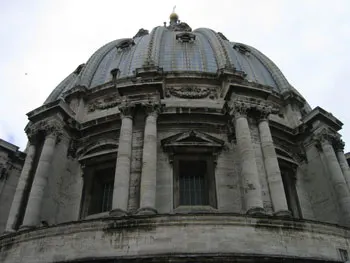 Vista exterior de la cúpula de Miguel Angel de la Basílica de San Pedro del Vaticano