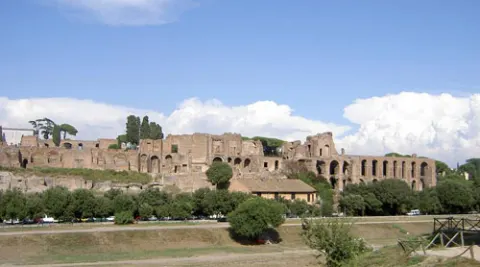 Vista del exterior del Palatino desde el Circo Máximo