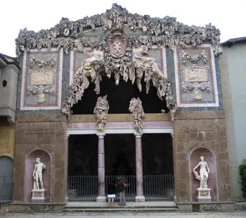 Gruta grande en los jardines de Boboli de Florencia