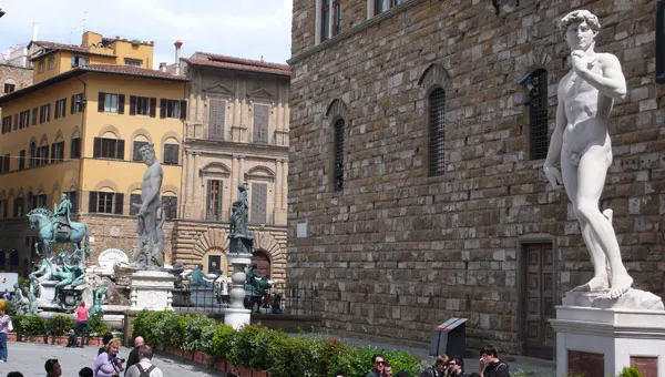Réplica del David de Miguel Angel enfrente del Palacio de la Señoría (Palazzo della Signoria)