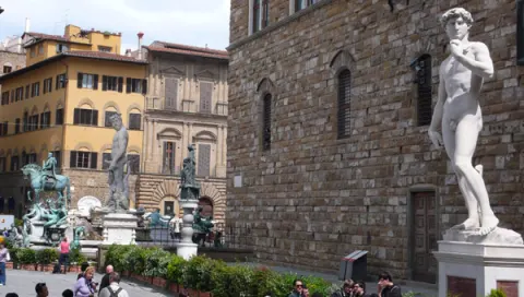 Réplica del David de Miguel Angel enfrente del Palacio de la Señoría (Palazzo della Signoria)