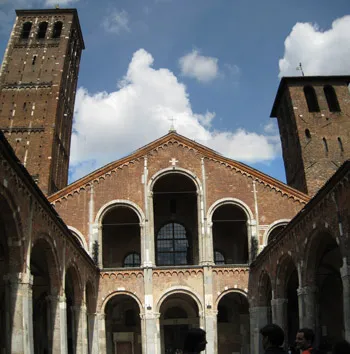 Patio interior de la Basílica de san Ambrosio en Milán