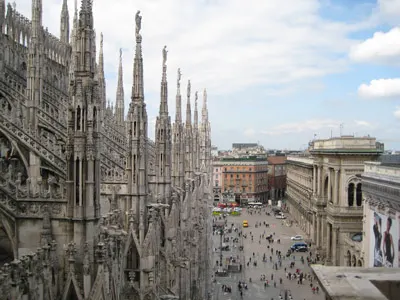 Catedral de Milán (Duomo di Milano) con la plaza al fondo