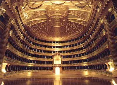 Foto del interior de La Scala de Milán (Ópera)