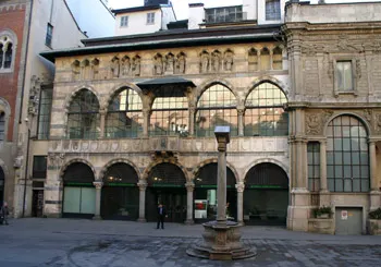 Loggia degli Osii en Piazza Mercanti Miilán