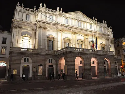 Foto del exterior de La Scala de Milán - ópera de Milán