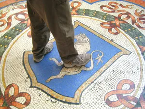 Foto de como se pisa los testículos al toro que encontrarás en forma de mosaico debajo de la cúpula