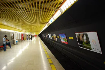Foto del pasillo del metro de Milán
