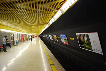 Foto del pasillo del metro de Milán