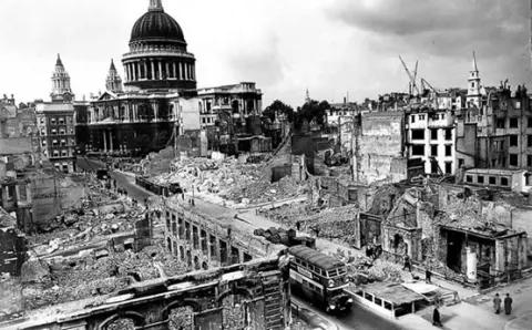 Londres tras los bombardeos de la Segunda Guerra Mundial