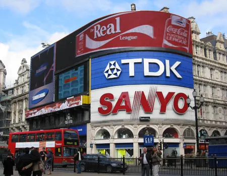Piccadilly Circus de día con las vallas publicitarias de neón