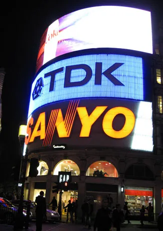 Piccadilly Circus de noche con las vallas publicitarias de neón