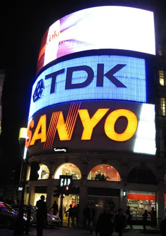 Piccadilly Circus de noche con las vallas publicitarias de neón