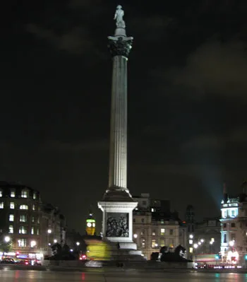 Foto de Trafalgar Square de noche con la columna de Nelson