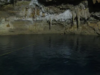 Cenote en cueva