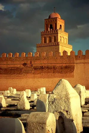 Kairouan Gran Mezquita al fondo y cementerio en primer plano