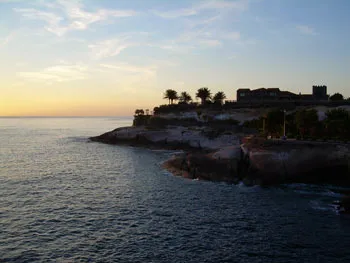 Vista de la costa de Adeje al anochecer