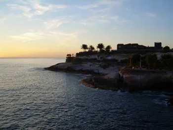 Vista de la costa de Adeje al anochecer