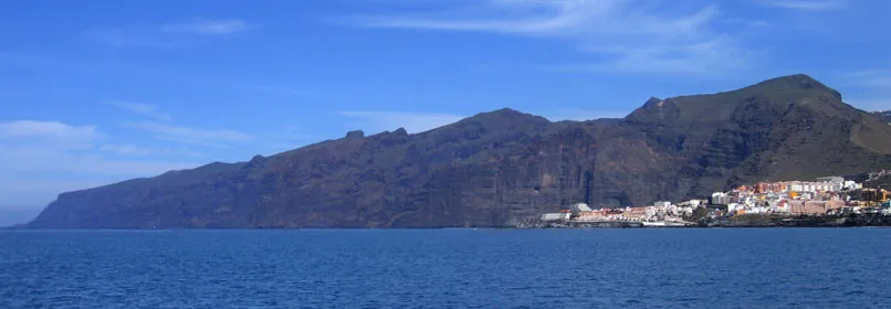 Panorámica de los acantilados de los Gigantes a la izquierda se puede observar la Punta de Teno