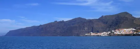 Panorámica de los acantilados de los Gigantes a la izquierda se puede observar la Punta de Teno