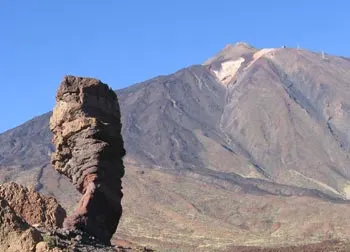 Roques de García en primer plano al fondo el Teide
