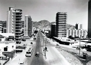 Foto de los inicios del turismo en la playa de poniente de Benidorm