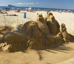 Foto de esculturas de arena realizadas en la playa de levante de Benidorm
