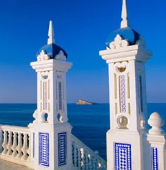 Foto desde el Mirador del Mediterráneo o del Castillo de la isla/islote de Benidorm