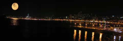 Foto nocturna de la playa de poniente de Benidorm desde el mirador del Mediterráneo (castillo)